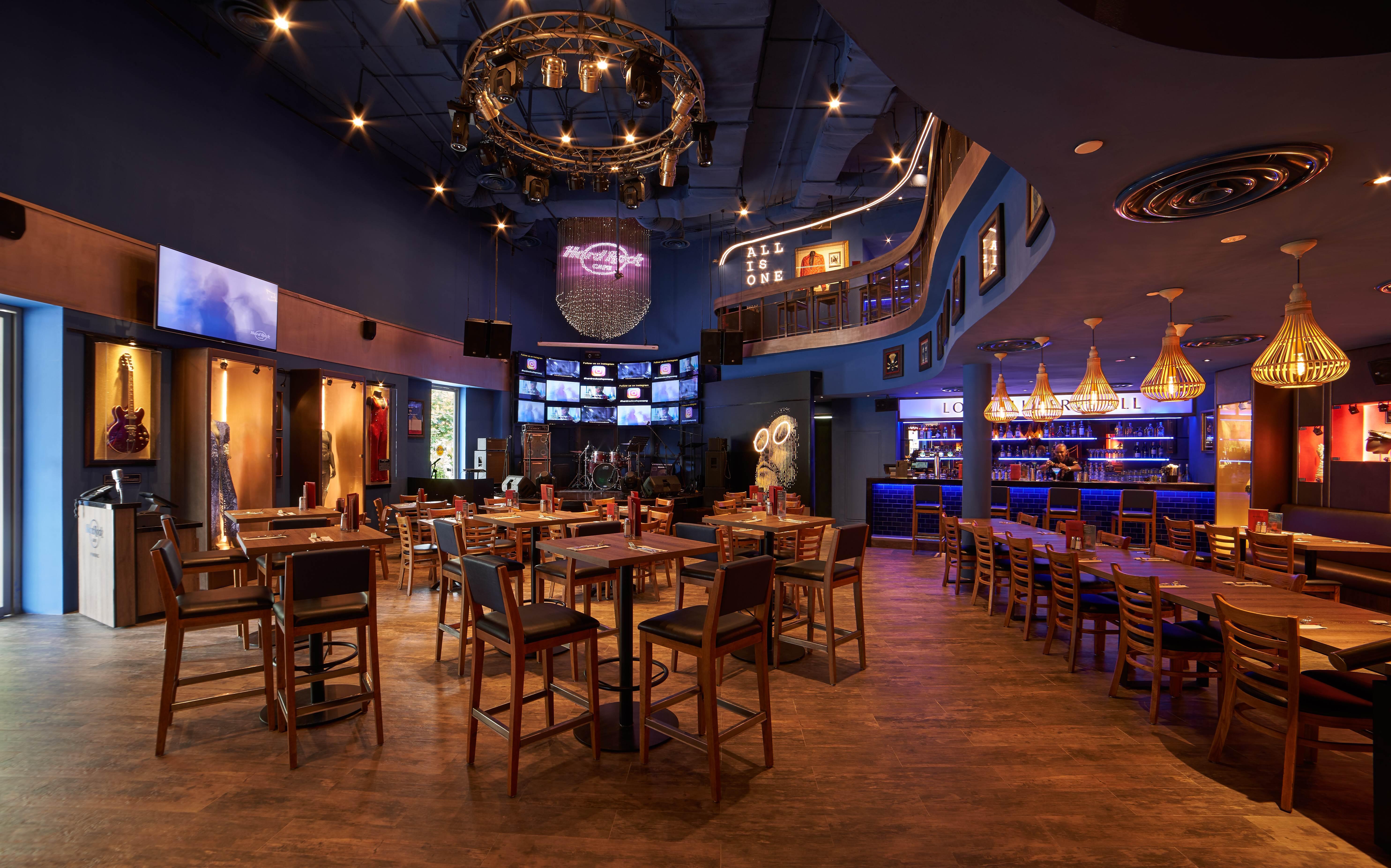 Hard Rock Hotel Penang Batu Feringgi Εξωτερικό φωτογραφία The interior of a typical Hooters restaurant