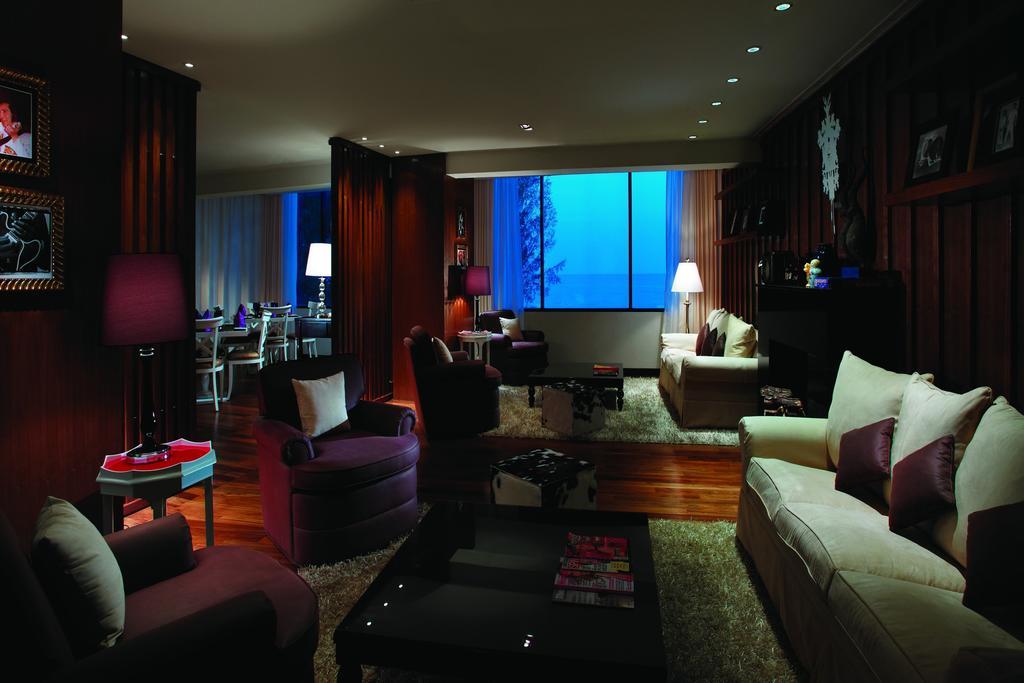 Hard Rock Hotel Penang Batu Feringgi Ανέσεις φωτογραφία A suite at the Mandarin Oriental, Hong Kong