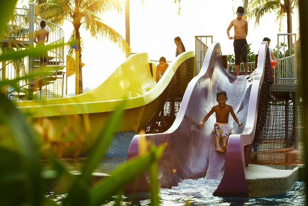 Hard Rock Hotel Penang Batu Feringgi Εξωτερικό φωτογραφία Water slides at Splash Island